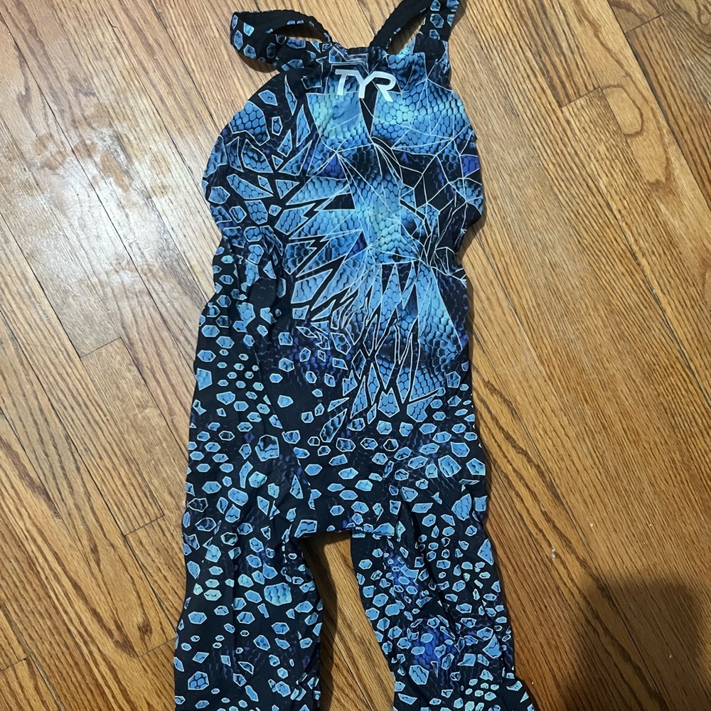 TYR avictor tech suit size 26